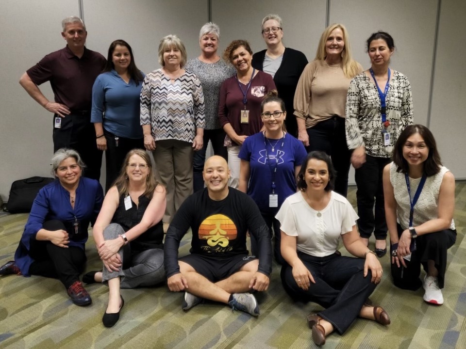 Photo of Leonardo Xavier with corporate group after seminar